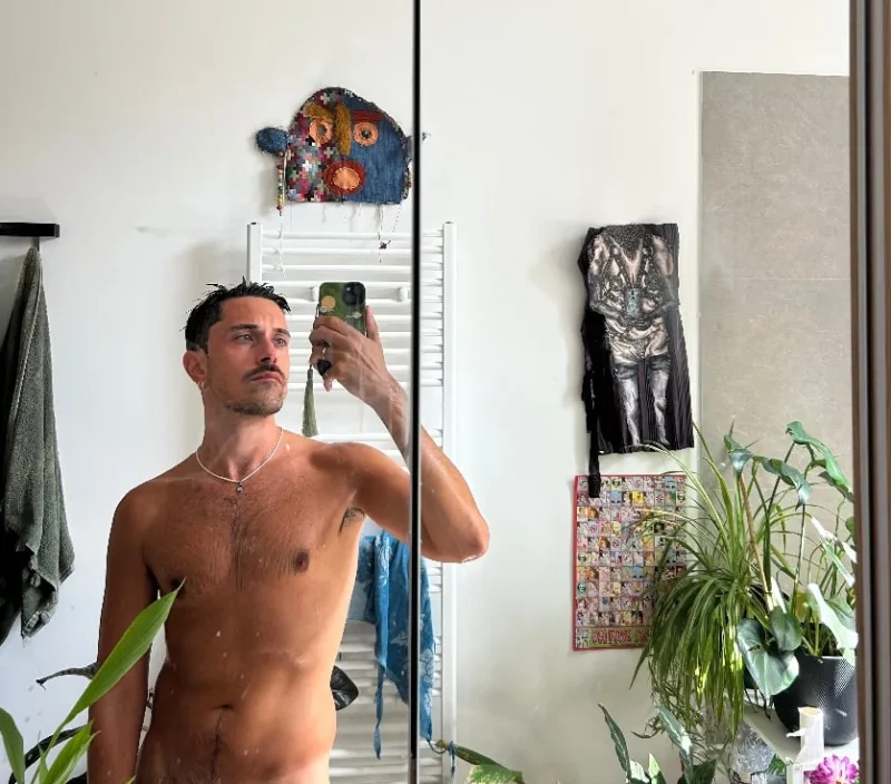 Young man escort for men Jeune homme pour hommes