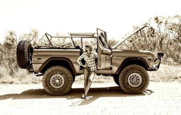 Bronco Girl — Pin-up sepia et Ford Bronco